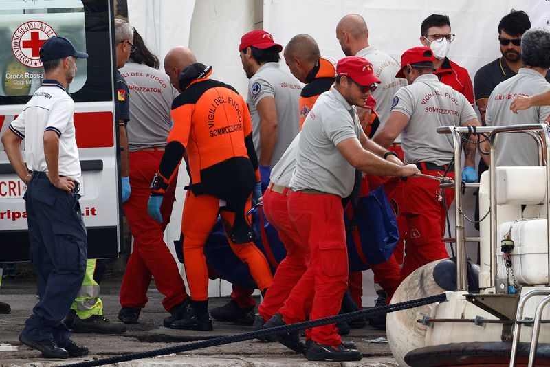 © Reuters. Rescue personnel move the body of a person in a bodybag at the scene where a luxury yacht sank, off the coast of Porticello, near the Sicilian city of Palermo, Italy, August 22, 2024. REUTERS/Guglielmo Mangiapane