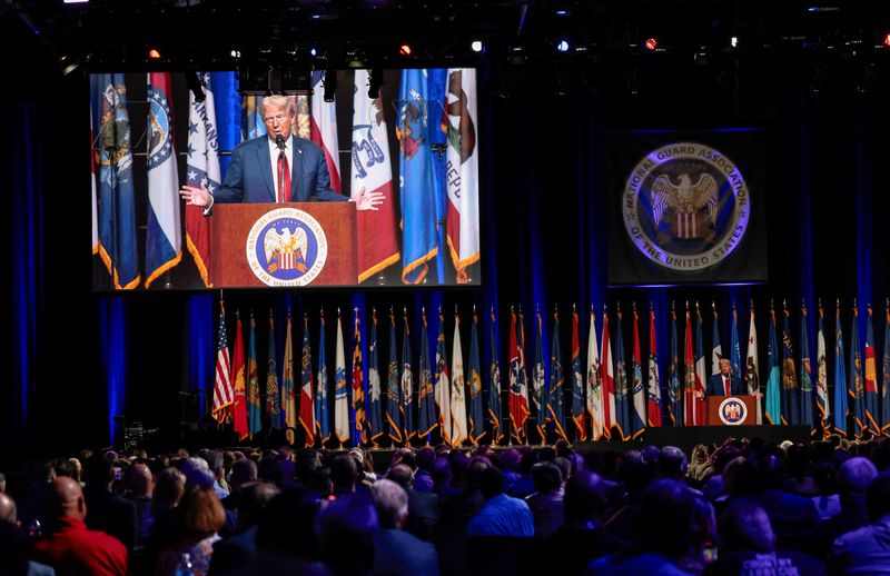 © Reuters. Republican presidential nominee and former U.S. President Donald Trump speaks at the National Guard of the United States NGAUS General Conference in Detroit, Michigan U.S., August 26, 2024.  REUTERS/Rebecca Cook