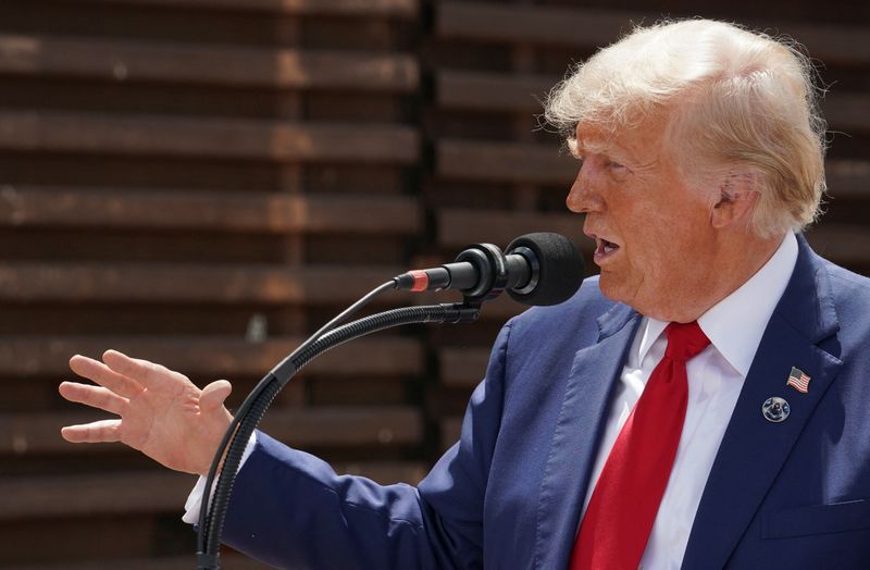 © Reuters. FILE PHOTO: Republican presidential nominee and former U.S. President Donald Trump visits the frontier with Mexico in Cochise County, Arizona, U.S. August 22, 2024. REUTERS/Go Nakamura/File Photo