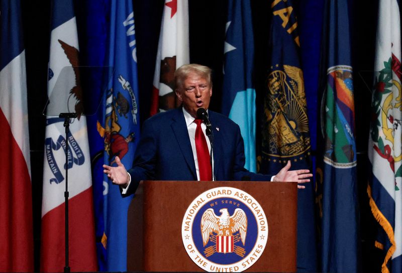 © Reuters. Republican presidential nominee and former U.S. President Donald Trump speaks at the National Guard of the United States NGAUS General Conference in Detroit, Michigan U.S., August 26, 2024.  REUTERS/Rebecca Cook