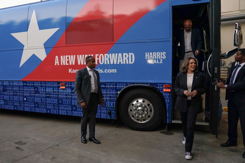 © Reuters. Democratic presidential nominee and U.S. Vice President Kamala Harris and vice presidential nominee Minnesota Governor Tim Walz step off a campaign bus after multiple stops, at their hotel in Savannah, Georgia, U.S., August 28, 2024. REUTERS/Elizabeth Frantz