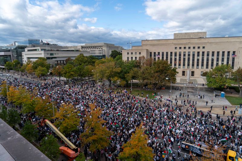 © Reuters. A rally held by American Muslims for Palestine calling for a cease fire in Gaza marches down Pennsylvania Avenue in Washington, U.S., October 21, 2023.  REUTERS/Bonnie Cash/File Photo