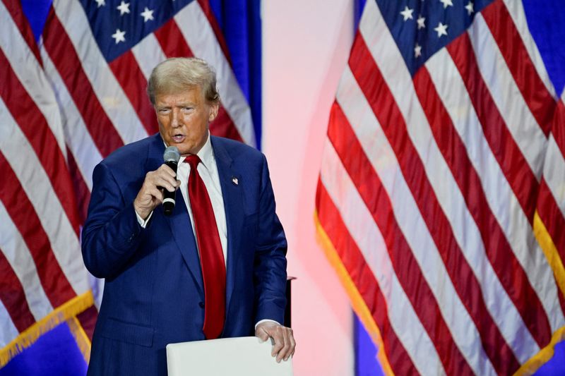 © Reuters. Republican presidential nominee and former U.S. President Donald Trump speaks as he attends a town hall event in La Crosse, Wisconsin, U.S. August 29, 2024. REUTERS/Vincent Alban