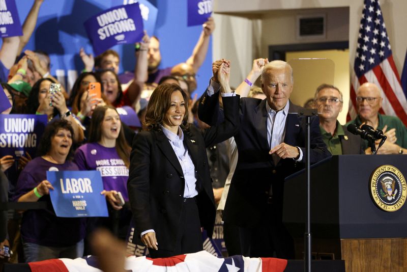 © Reuters. U.S. President Joe Biden and Democratic presidential nominee and U.S. Vice President Kamala Harris attend a Labor Day campaign event, at IBEW Local Union #5 in Pittsburgh, Pennsylvania, U.S., September 2, 2024. REUTERS/Quinn Glabicki