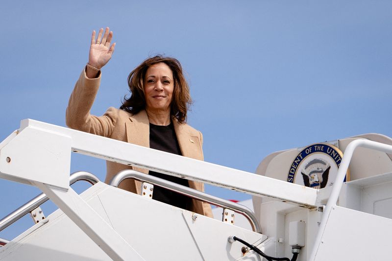 © Reuters. Vice President Kamala Harris boards Air Force Two at Joint Base Andrews in Maryland on September 4, 2024. Erin Schaff/Pool via REUTERS