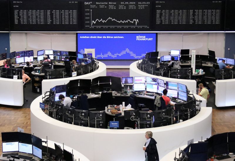 © Reuters. FILE PHOTO: The German share price index DAX graph is pictured at the stock exchange in Frankfurt, Germany, September 4, 2024. REUTERS/Staff/File Photo