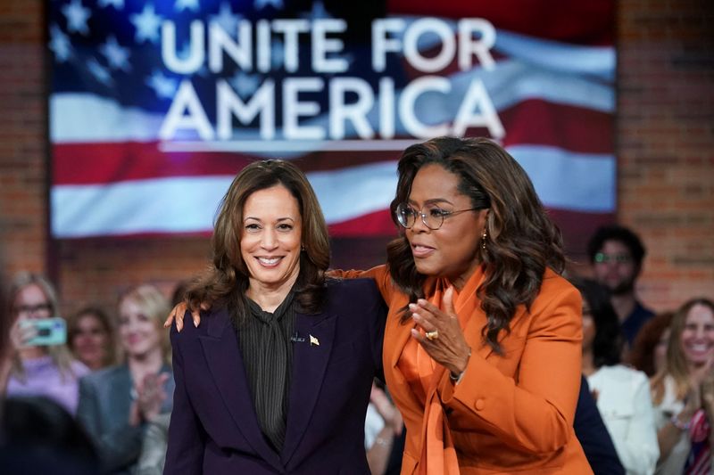 © Reuters. Democratic presidential nominee and U.S. Vice President Kamala Harris and Oprah Winfrey attend a campaign event in Detroit, Michigan, U.S., September 19, 2024. REUTERS/Kevin Lamarque