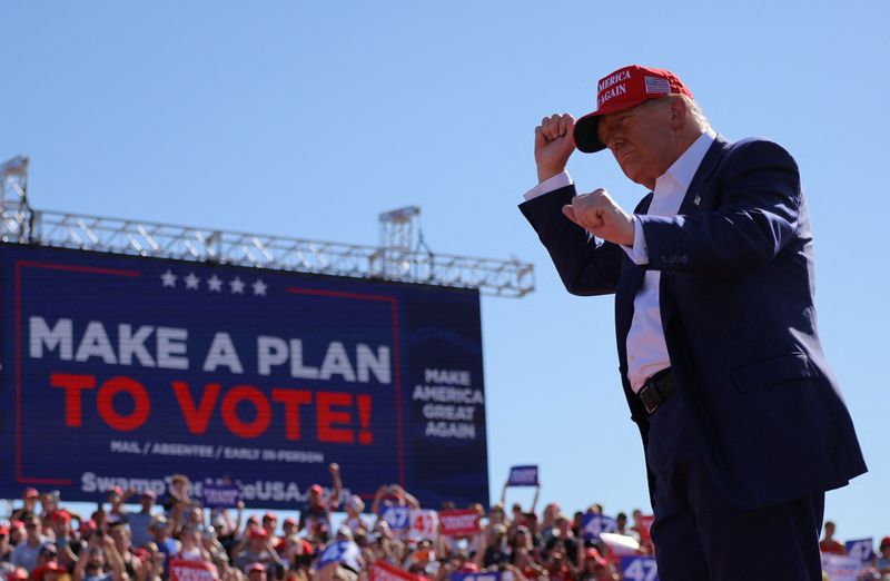 © Reuters. Republican presidential nominee and former U.S. President Donald Trump gestures at a campaign rally in Wilmington, North Carolina, U.S., September 21, 2024. REUTERS/Brian Snyder