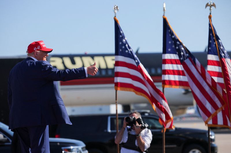 © Reuters. Republican presidential nominee and former U.S. President Donald Trump gestures at a campaign rally in Wilmington, North Carolina, U.S., September 21, 2024. REUTERS/Brian Snyder