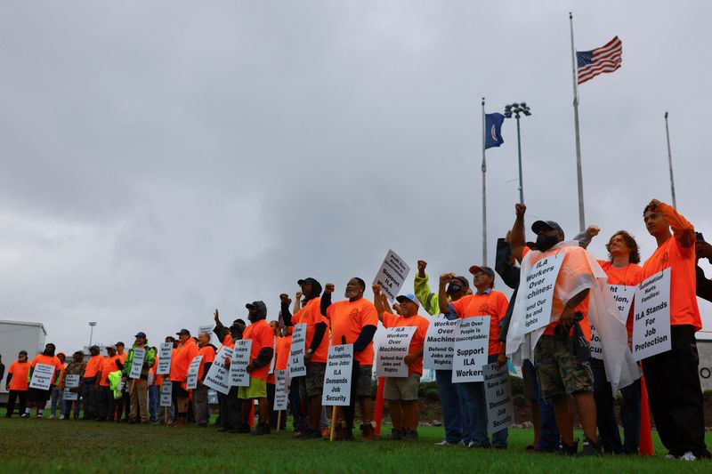 © Reuters. Port workers from the International Longshoremen's Association (ILA) participate in a strike in the Virginia International Gateway in Portsmouth, Virginia, U.S., October 1, 2024. REUTERS/Jose Luis Gonzalez