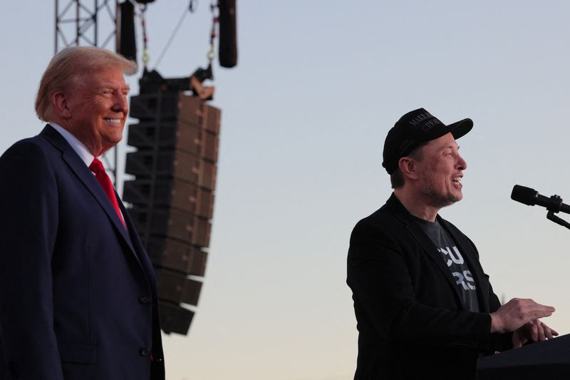 © Reuters. Tesla CEO and X owner Elon Musk speaks as Republican presidential nominee and former U.S. president Donald Trump looks on during a campaign rally, at the site of the July assassination attempt against Trump, in Butler, Pennsylvania, U.S., October 5, 2024. REUTERS/Brian Snyder