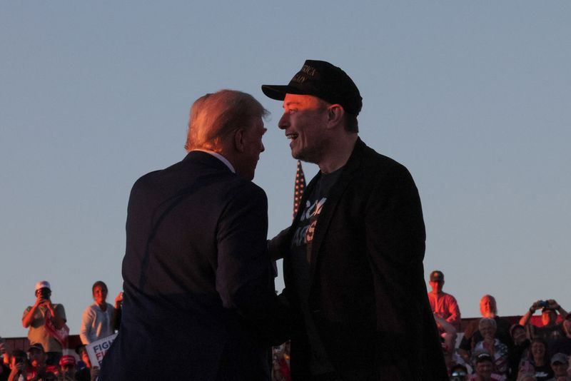 © Reuters. FILE PHOTO: Tesla CEO and X owner Elon Musk stands with Republican presidential nominee former U.S. president Donald Trump during a campaign rally, on the day Trump returns to the site of the July assassination attempt against him, in Butler, Pennsylvania, U.S., October 5, 2024. REUTERS/Brian Snyder/File Photo