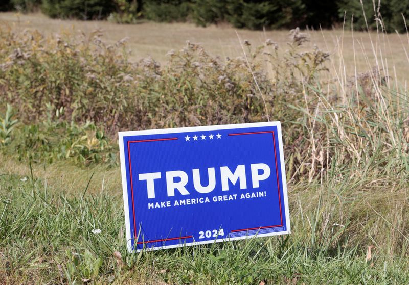 © Reuters. A sign in support of Republican presidential nominee and former U.S. President Donald Trump is displayed in Bad Axe, Michigan, U.S., September 30, 2024.   REUTERS/Rebecca Cook