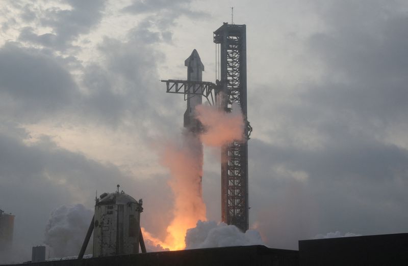 © Reuters. FILE PHOTO: SpaceX's next-generation Starship spacecraft atop its powerful Super Heavy rocket lifts off on its third launch from the company's Boca Chica launchpad on an uncrewed test flight, near Brownsville, Texas, U.S. March 14, 2024. REUTERS/Joe Skipper/File Photo