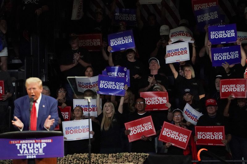 © Reuters. Republican presidential nominee and former U.S. President Donald Trump speaks during a campaign rally in Prescott Valley, Arizona, U.S., October 13, 2024.  REUTERS/Go Nakamura