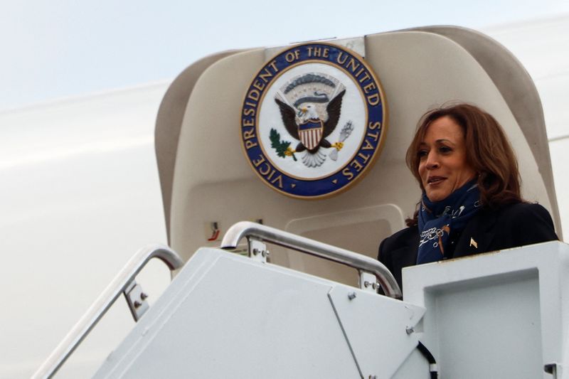 © Reuters. Democratic presidential nominee and U.S. Vice President Kamala Harris arrives at Erie International Airport ahead of a campaign rally, in Erie, Pennsylvania, U.S., October 14, 2024. REUTERS/Evelyn Hockstein