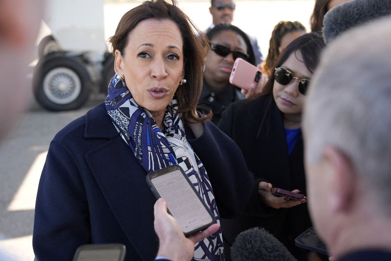 © Reuters. Democratic presidential nominee U.S. Vice President Kamala Harris speaks to the media before boarding Air Force Two on departure from Detroit, at Detroit Metropolitan Wayne County Airport, U.S., October 16, 2024. Jacquelyn Martin/Pool via REUTERS