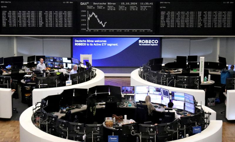 © Reuters. The German share price index DAX graph is pictured at the stock exchange in Frankfurt, Germany, October 15, 2024. REUTERS/Staff/File Photo