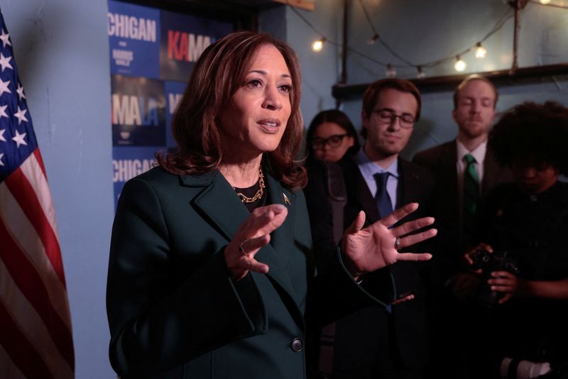 © Reuters. Democratic presidential nominee and U.S. Vice President Kamala Harris speaks with the media at a campaign event in Royal Oak, Michigan, U.S., October 21, 2024. REUTERS/Rebecca Cook