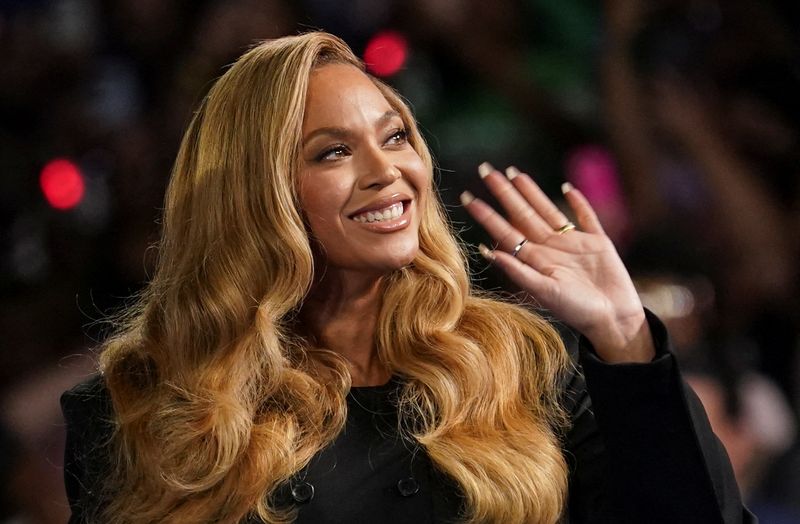 © Reuters. Singer Beyonce waves as she attends a campaign rally of Democratic presidential nominee U.S. Vice President Kamala Harris, in Houston, Texas, U.S., October 25, 2024. REUTERS/Kevin Lamarque