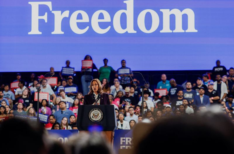 © Reuters. Democratic presidential nominee U.S. Vice President Kamala Harris speaks during her campaign rally with singer Beyonce, in Houston, Texas, U.S., October 25, 2024. REUTERS/Marco Bello