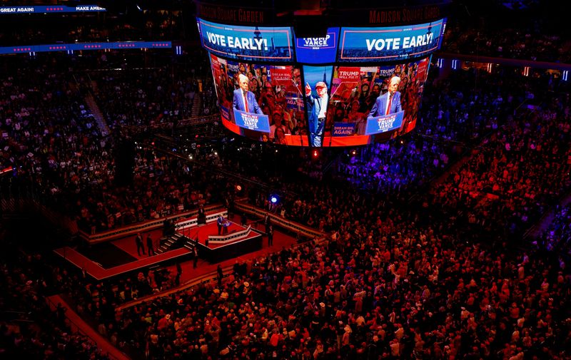 © Reuters. Republican presidential nominee and former U.S. President Donald Trump speaks during a campaign rally at Madison Square Garden, in New York, U.S., October 27, 2024. REUTERS/Brendan McDermid