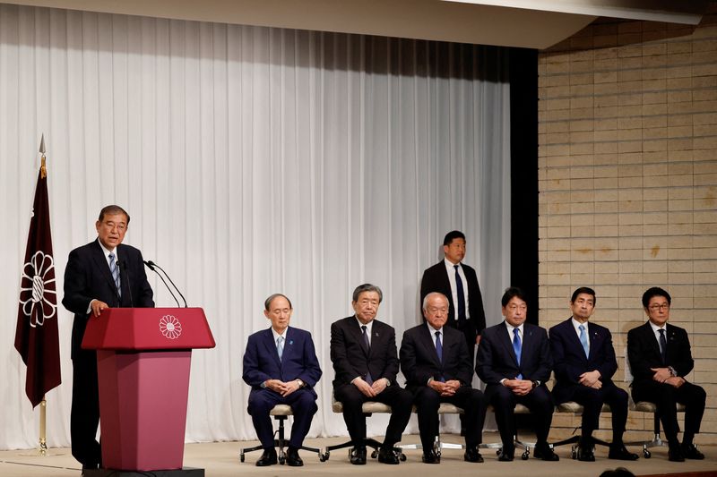 © Reuters. Japanese Prime Minister and leader of the ruling Liberal Democratic Party (LDP) Shigeru Ishiba speaks next to LDP lawmakers during a press conference a day after Japan's lower house election, at the party's headquarters in Tokyo, Japan October 28, 2024. REUTERS/Kim Kyung-Hoon/Pool