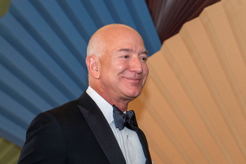 © Reuters. FILEE PHOTO: Amazon CEO Jeff Bezos arrives for an official State Dinner held by U.S. President Joe Biden in honor of Japanese Prime Minister Fumio Kishida at the White House in Washington, U.S., April 10, 2024. REUTERS/Bonnie Cash/File Photo