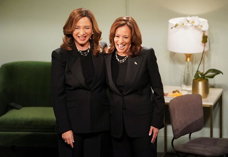 © Reuters. Democratic presidential nominee and U.S. Vice President Kamala Harris reacts next to Maya Rudolph as she makes an appearance on Saturday Night Live in New York City, U.S., November 2, 2024. REUTERS/Kevin Lamarque