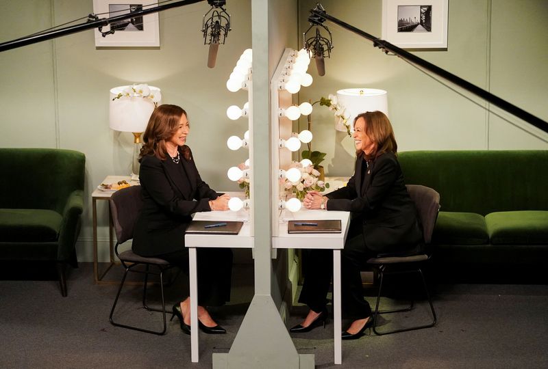 © Reuters. Democratic presidential nominee and U.S. Vice President Kamala Harris and Maya Rudolph react as they sit opposite one another on the day Harris makes an appearance on Saturday Night Live in New York City, U.S., November 2, 2024. REUTERS/Kevin Lamarque