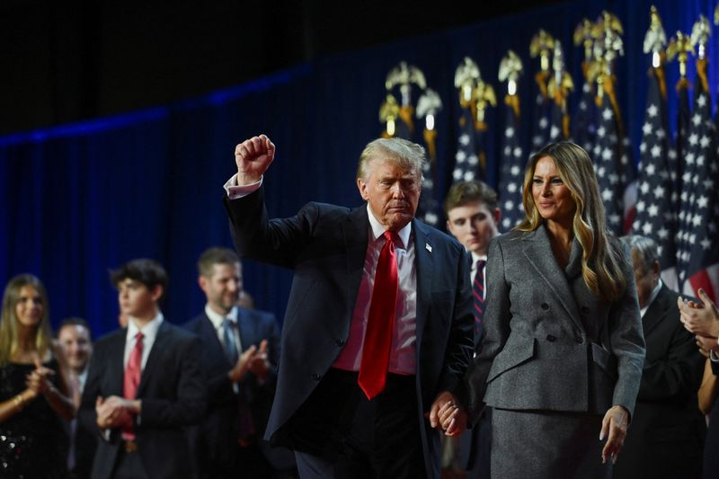 © Reuters. FILE PHOTO: Republican presidential nominee and former U.S. President Donald Trump holds up a fist as he takes the stage with his wife Melania and son Barron, following early results from the 2024 U.S. presidential election in Palm Beach County Convention Center, in West Palm Beach, Florida, U.S., November 6, 2024. REUTERS/Callaghan O'Hare/File Photo