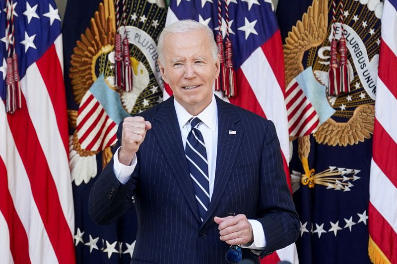 © Reuters. U.S. President Joe Biden gestures as he delivers remarks on the 2024 election results and the upcoming presidential transition of power, in the Rose Garden of the White House in Washington, U.S., November 7, 2024.  REUTERS/Kevin Lamarque