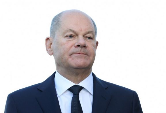 German voters and opposition keep heat on Scholz for early election