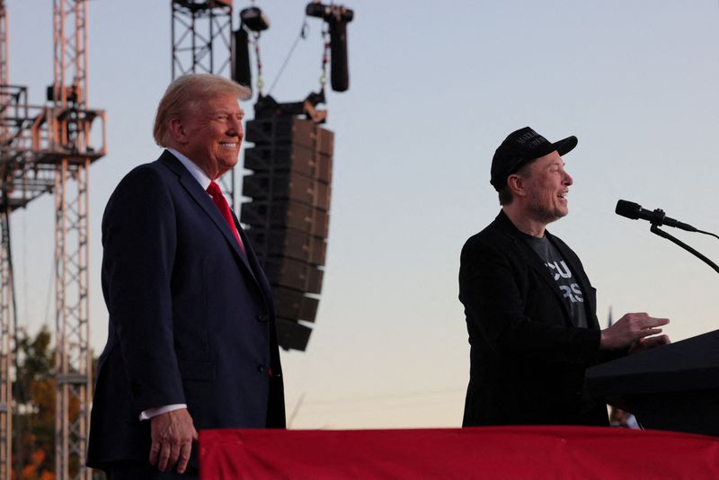 © Reuters. FILE PHOTO: Tesla CEO and X owner Elon Musk speaks as Donald Trump looks on during a rally at the site of the July assassination attempt against Trump, in Butler, Pennsylvania, U.S., October 5, 2024. REUTERS/Brian Snyder/File Photo