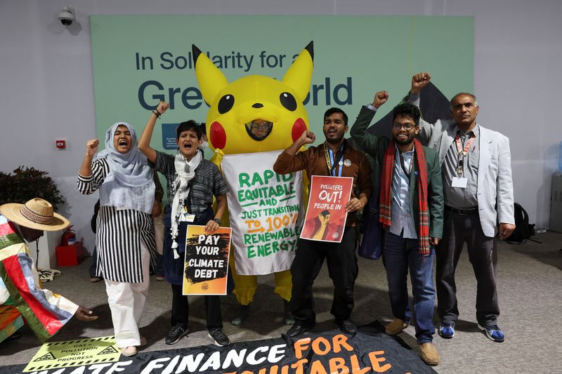 © Reuters. Global environmental activists protest against the gas industry during the United Nations Climate Change Conference (COP29), in Baku, Azerbaijan November 15, 2024. REUTERS/Murad Sezer