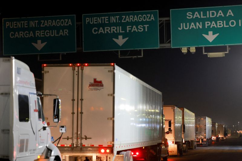 © Reuters. Trucks wait in a queue at the Zaragoza-Ysleta border crossing bridge to cross into the U.S., in Ciudad Juarez, Mexico November 25, 2024. REUTERS/Jose Luis Gonzalez