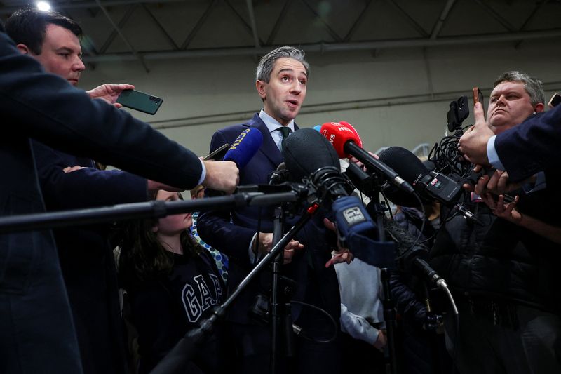 © Reuters. Ireland’s Taoiseach (Prime Minister) and Fine Gael leader Simon Harris speaks to the press, during Ireland's general election, at the Wicklow count centre, in Greystones, Ireland, November 30, 2024. REUTERS/Toby Melville