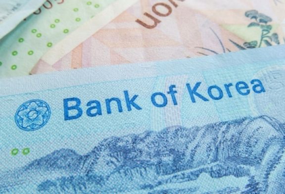 Asia FX slips, dollar steady on rate uncertainty; S.Korean won slides on BOK cut