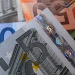 Euro slides on political turmoil in France