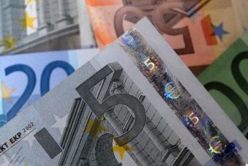 Euro slides on political turmoil in France