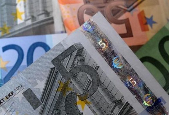 Euro slides on political turmoil in France