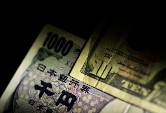 Asia FX fragile with dollar upbeat ahead of PCE data; yen hits 5-mth low