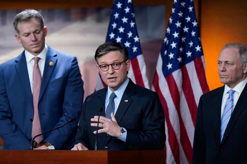 © Reuters. U.S. House Speaker Mike Johnson (R-LA) speaks to reporters following a House Republican conference meeting with U.S. Representatives Blake Moore (R-UT) and Steve Scalise (R-LA) on Capitol Hill in Washington, U.S., December 17, 2024. REUTERS/Elizabeth Frantz