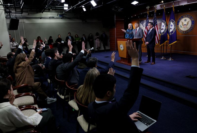 © Reuters. U.S. House Minority Leader Hakeem Jeffries speaks to members of the news media along with U.S. House Democratic Whip Katherine Clark and House Democratic Caucus Chair Pete Aguilar (D-CA) after President-elect Donald Trump called on lawmakers to reject a stopgap bill to keep the government funded past Friday, raising the likelihood of a partial shutdown, on Capitol Hill in Washington, U.S., December 19, 2024. REUTERS/Leah Millis