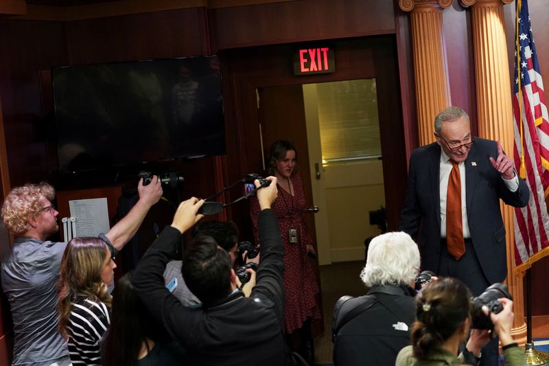 © Reuters. U.S. Senate Democratic leader Chuck Schumer attends a press conference with Senate Democrats on the judiciary committee  in Washington, U.S., December 20, 2024. REUTERS/Nathan Howard