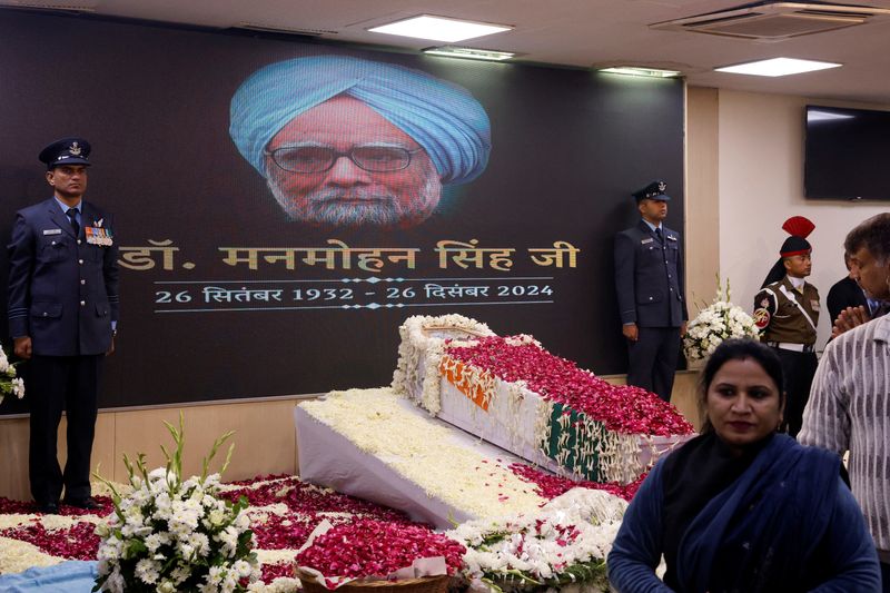 © Reuters. People arrive to pay their respect to India's former Prime Minister Manmohan Singh at the Congress party’s headquarters in New Delhi, India, December 28, 2024. REUTERS/Priyanshu Singh