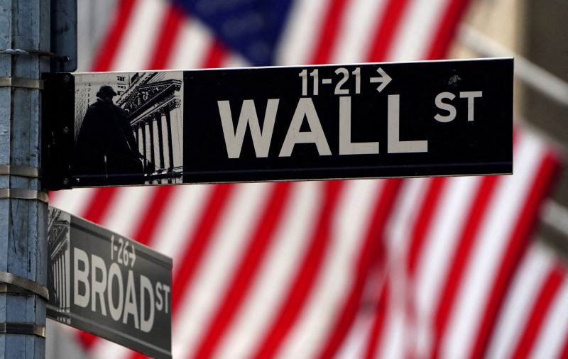 © Reuters. FILE PHOTO: A Wall Street sign is pictured outside the New York Stock Exchange, New York City, U.S., April 16, 2021. REUTERS/Carlo Allegri/File Photo