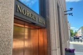 Norway central bank keeps rate on hold, plans March cut